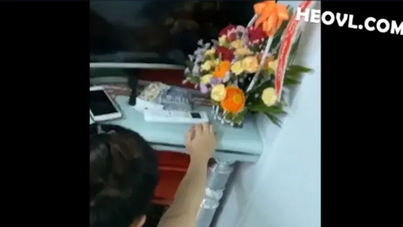 Không chịu đi tắm vì nứng lồn quá cần đụ luôn !